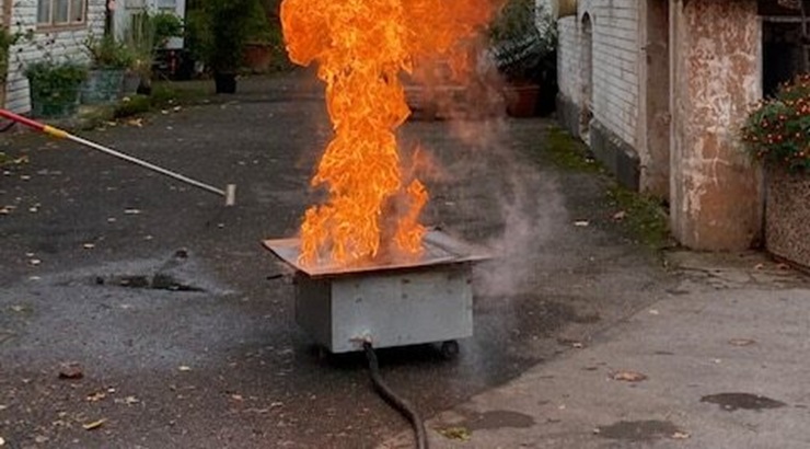 Brandschutzausbildung 2 Feuer immer in Windrichtung angehen